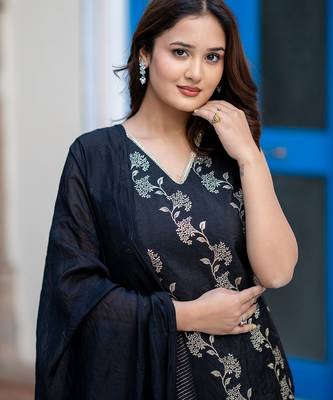 Women Floral Printed Regular Thread Work Pure Silk Kurta with Trousers & With Dupatta 2