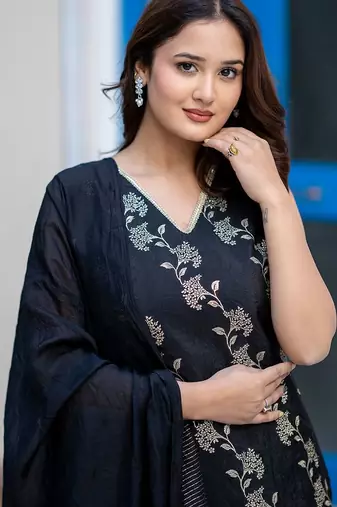 Women Floral Printed Regular Thread Work Pure Silk Kurta with Trousers & With Dupatta