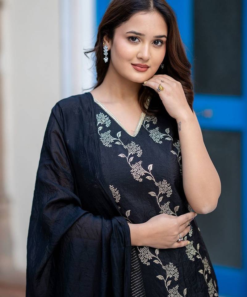 Women Floral Printed Regular Thread Work Pure Silk Kurta with Trousers & With Dupatta