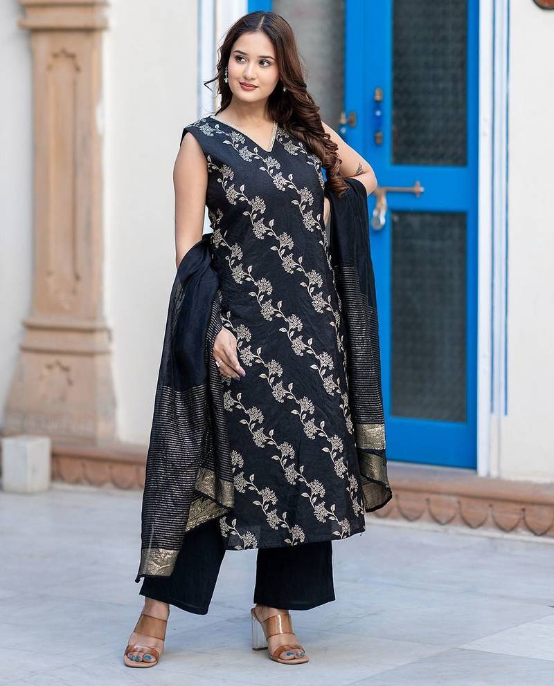 Women Floral Printed Regular Thread Work Pure Silk Kurta with Trousers & With Dupatta