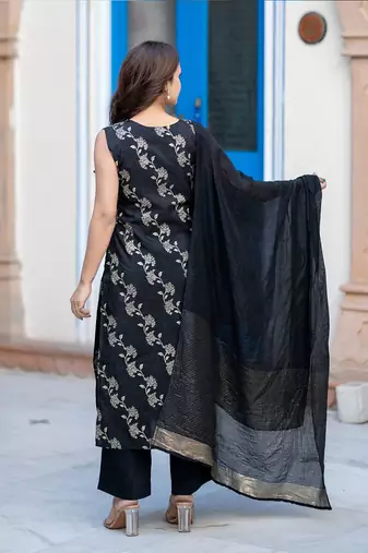 Women Floral Printed Regular Thread Work Pure Silk Kurta with Trousers & With Dupatta
