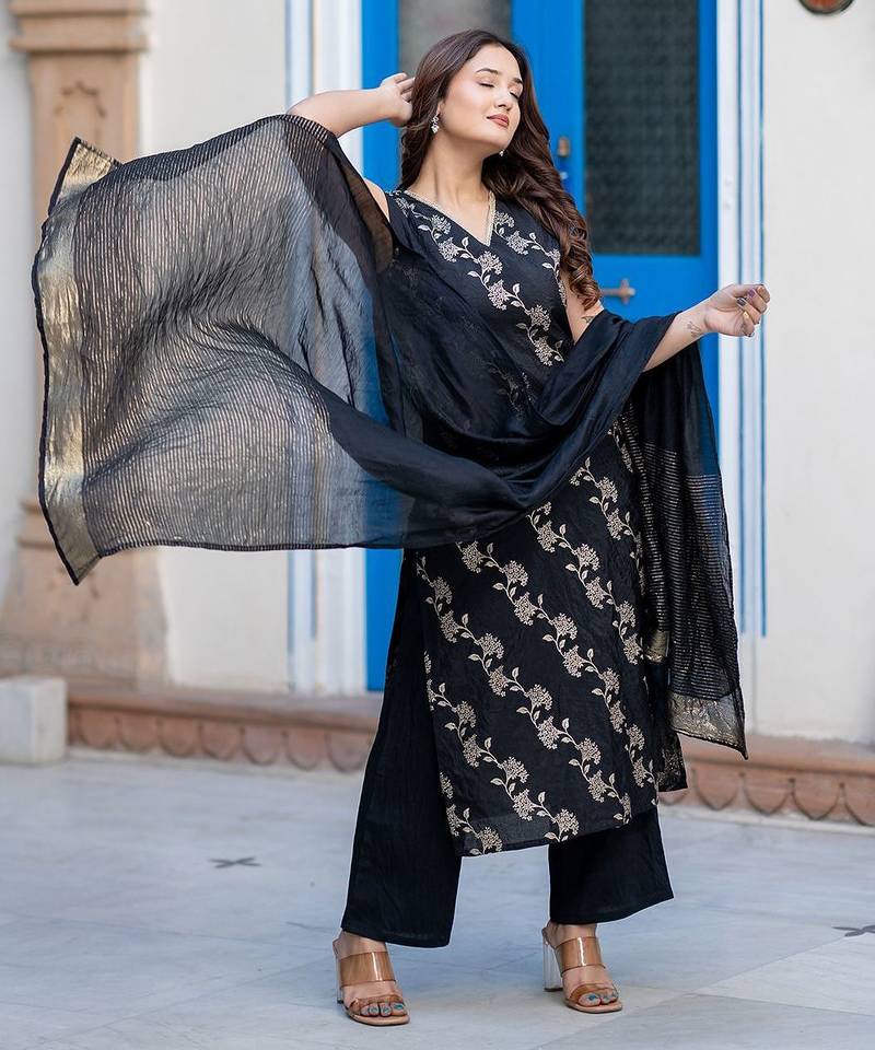 Women Floral Printed Regular Thread Work Pure Silk Kurta with Trousers & With Dupatta