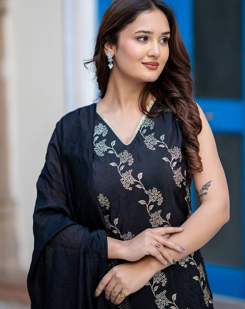 Women Floral Printed Regular Thread Work Pure Silk Kurta with Trousers & With Dupatta