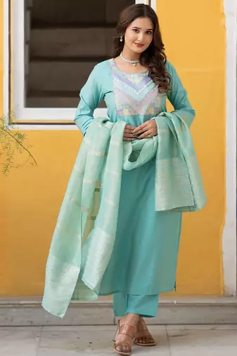 Women Ethnic Motifs Yoke Design Regular Thread Work Kurta with Trousers & With Dupatta