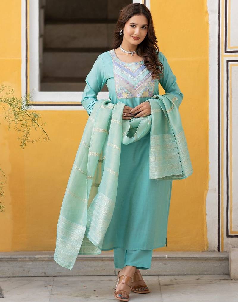 Women Ethnic Motifs Yoke Design Regular Thread Work Kurta with Trousers & With Dupatta