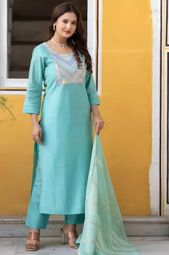 Women Ethnic Motifs Yoke Design Regular Thread Work Kurta with Trousers & With Dupatta