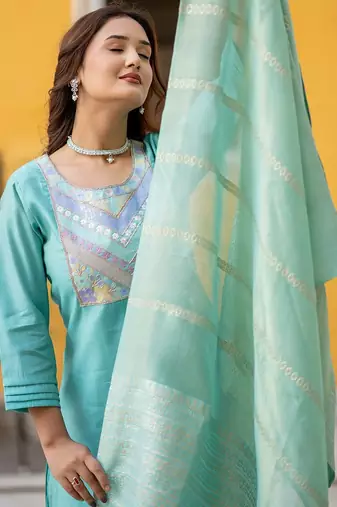 Women Ethnic Motifs Yoke Design Regular Thread Work Kurta with Trousers & With Dupatta