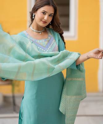 Women Ethnic Motifs Yoke Design Regular Thread Work Kurta with Trousers & With Dupatta 7