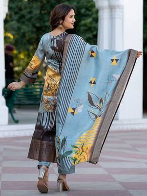 Women Floral Printed Regular Kurta with Trousers & With Dupatta 4