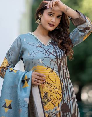 Women Floral Printed Regular Kurta with Trousers & With Dupatta 7
