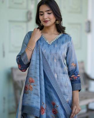 Women Floral Printed Regular Beads and Stones Kurta with Trousers & With Dupatta 6
