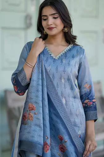 Women Floral Printed Regular Beads and Stones Kurta with Trousers & With Dupatta