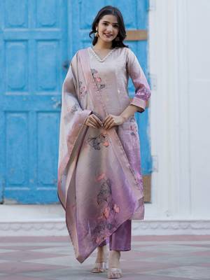 Women Floral Printed Regular Thread Work Kurta with Trousers & With Dupatta 1