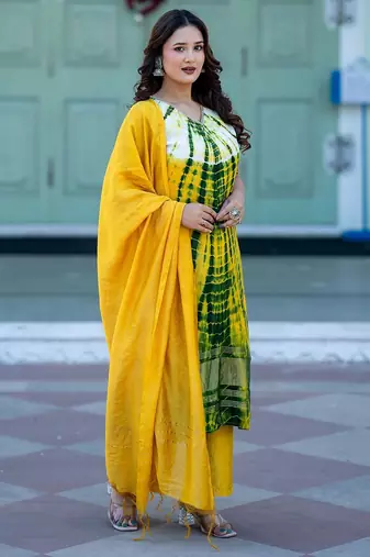 Women Dyed Regular Thread Work Pure Silk Kurta with Trousers & With Dupatta