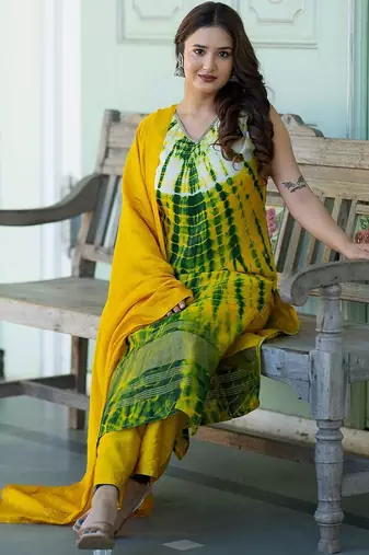 Women Dyed Regular Thread Work Pure Silk Kurta with Trousers & With Dupatta