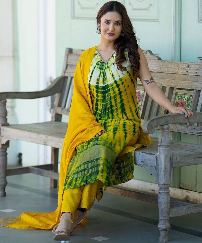Women Dyed Regular Thread Work Pure Silk Kurta with Trousers & With Dupatta