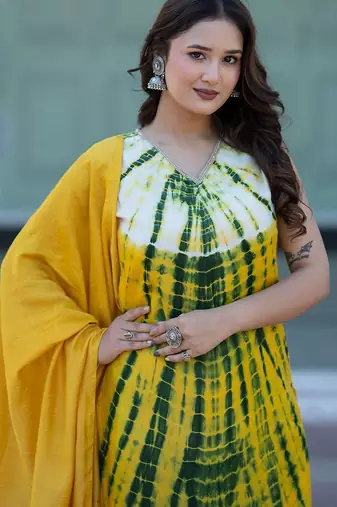 Women Dyed Regular Thread Work Pure Silk Kurta with Trousers & With Dupatta
