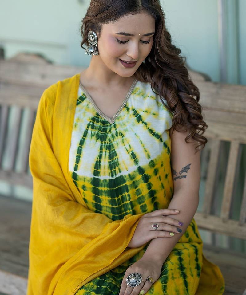 Women Dyed Regular Thread Work Pure Silk Kurta with Trousers & With Dupatta
