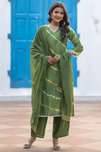 Women Dyed Regular Pure Silk Kurta with Trousers & With Dupatta