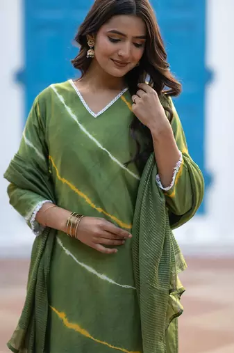 Women Dyed Regular Pure Silk Kurta with Trousers & With Dupatta