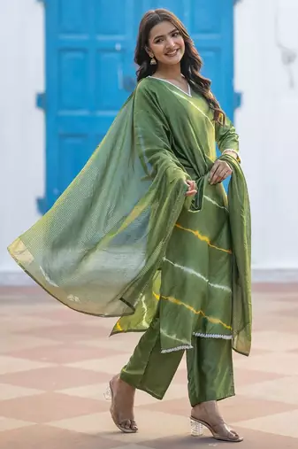Women Dyed Regular Pure Silk Kurta with Trousers & With Dupatta