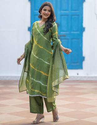 Women Dyed Regular Pure Silk Kurta with Trousers & With Dupatta 4