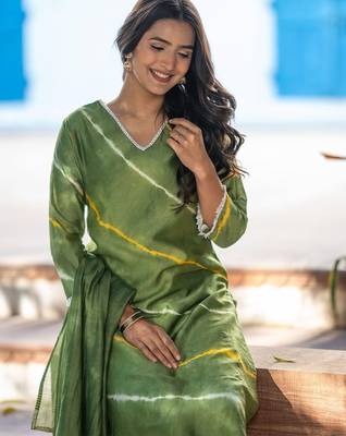 Women Dyed Regular Pure Silk Kurta with Trousers & With Dupatta 7