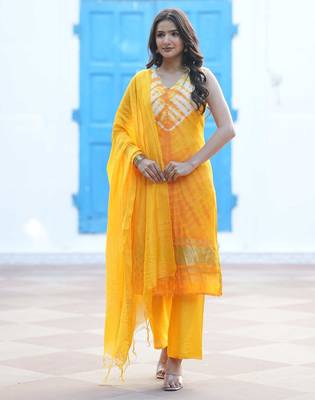 Women Dyed Regular Pure Silk Kurta with Trousers & With Dupatta 1