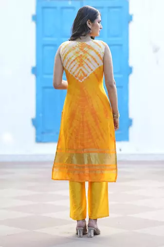 Women Dyed Regular Pure Silk Kurta with Trousers & With Dupatta
