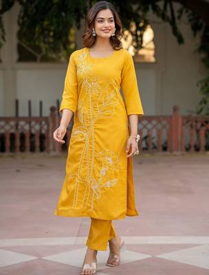 Women Floral Embroidered Cotton Kurta with Trousers 1