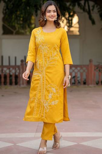 Women Floral Embroidered Cotton Kurta with Trousers