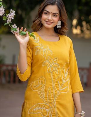 Women Floral Embroidered Cotton Kurta with Trousers 2