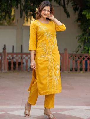 Women Floral Embroidered Cotton Kurta with Trousers 3