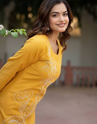 Women Floral Embroidered Cotton Kurta with Trousers 5