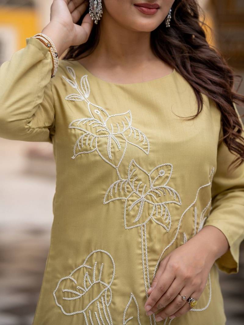 Women Floral Embroidered Regular Thread Work Pure Cotton Kurta with Trousers