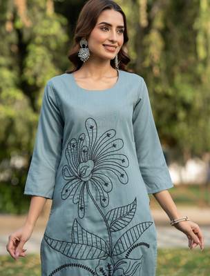 Women Floral Embroidered Cotton Kurta with Trousers 2