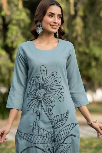 Women Floral Embroidered Cotton Kurta with Trousers