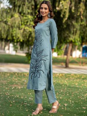 Women Floral Embroidered Cotton Kurta with Trousers 3