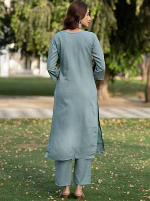 Women Floral Embroidered Cotton Kurta with Trousers 4