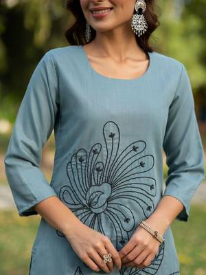 Women Floral Embroidered Cotton Kurta with Trousers 5