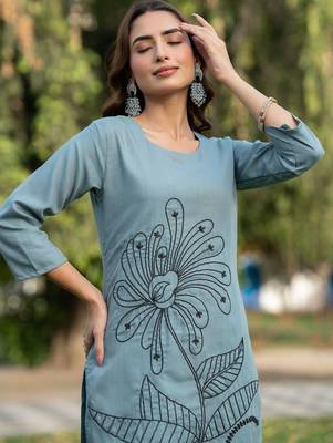 Women Floral Embroidered Cotton Kurta with Trousers 6