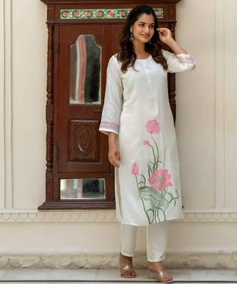 Women Floral Printed Knee Length Regular Pure Silk Straight Kurta with Trousers 3