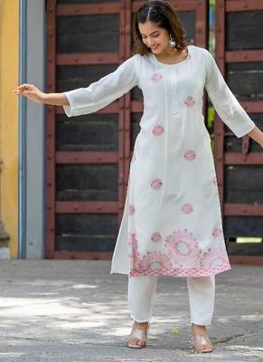 Floral Printed Round Neck Straight Kurta With Trousers 3