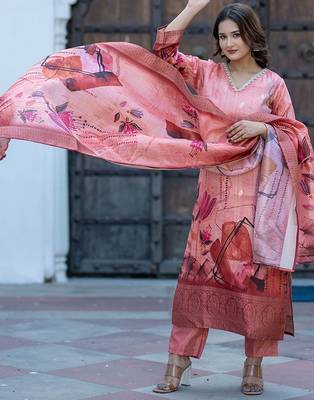 Women Floral Printed Kurta with Trousers & Dupatta 1