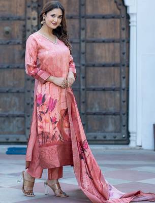 Women Floral Printed Kurta with Trousers & Dupatta 3