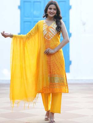 Women Dyed Regular Pure Silk Kurta Set With Dupatta 1