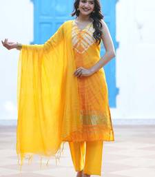 Women Dyed Regular Pure Silk Kurta Set With Dupatta