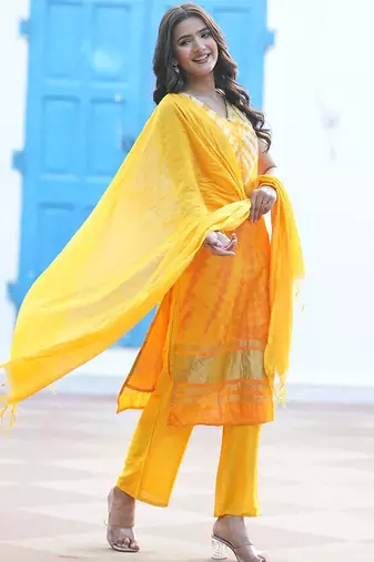 Women Dyed Regular Pure Silk Kurta Set With Dupatta