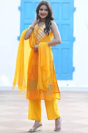 Women Dyed Regular Pure Silk Kurta Set With Dupatta