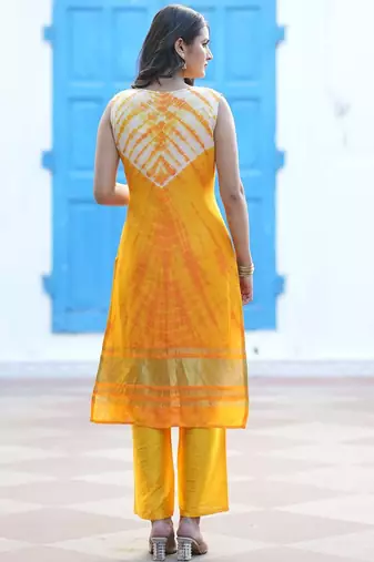 Women Dyed Regular Pure Silk Kurta Set With Dupatta
